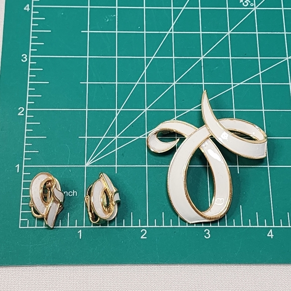 Crown Trifari Gold and White Enamel Brooch and Earring Knot Set - Picture 5 of 13